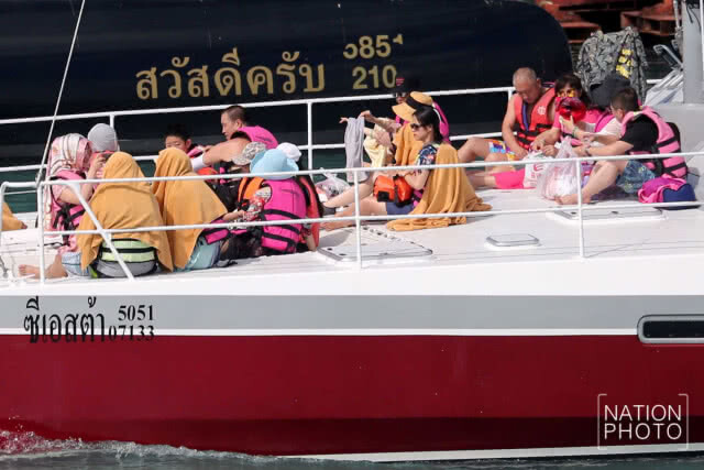(ภาพชุด) นทท.จีนแห่ท่องทะเลภูเก็ตอีกครั้ง!!! หลังเหตุเรือล่ม