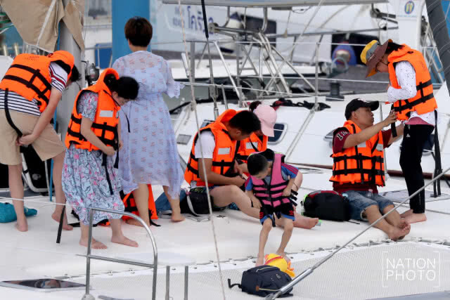 (ภาพชุด) นทท.จีนแห่ท่องทะเลภูเก็ตอีกครั้ง!!! หลังเหตุเรือล่ม