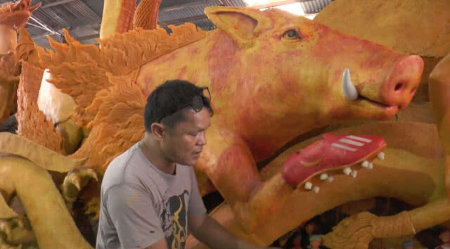 นักท่องเที่ยวแห่ดูเทียนพรรษา "หมูป่าอะคาเดมี่" ที่โคราช