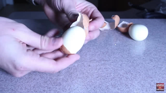 (คลิป) ปอกไข่ต้มให้เร็ว - ง่าย ใน 3 ขั้นตอน