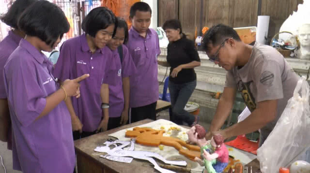 นักท่องเที่ยวแห่ดูเทียนพรรษา "หมูป่าอะคาเดมี่" ที่โคราช