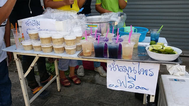 'จิตอาสา' นำน้ำสมุนไพรบริการสื่อมวลชน-เจ้าหน้าที่ เพื่อคลายร้อน