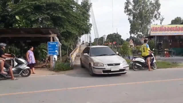 ชาวบ้านสุดทนเก๋งฝ่าฝืนขับข้ามสะพานสลิงหวั่นสะพานถล่ม