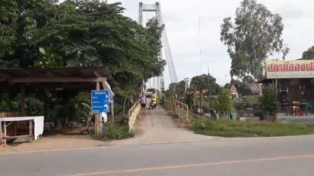 ชาวบ้านสุดทนเก๋งฝ่าฝืนขับข้ามสะพานสลิงหวั่นสะพานถล่ม