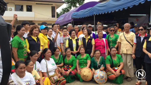 ชาวไทยใหญ่จากรัฐฉาน มอบของให้กำลังใจจนท.ช่วยทีมหมูป่า