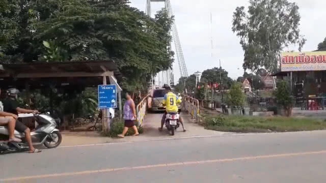 ชาวบ้านสุดทนเก๋งฝ่าฝืนขับข้ามสะพานสลิงหวั่นสะพานถล่ม