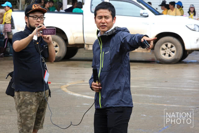 สื่อมวลชนไทย-เทศ เฝ้ารอทำข่าวช่วย "ทีมหมูป่า"