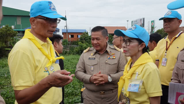 รมต.สำนักนายกฯลงพื้นที่ทดสอบเรือเก็บผักตบชวาในโครงการจิตอาสาเพื่อพัฒนาลำน้ำ