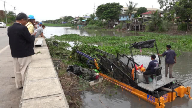 รมต.สำนักนายกฯลงพื้นที่ทดสอบเรือเก็บผักตบชวาในโครงการจิตอาสาเพื่อพัฒนาลำน้ำ