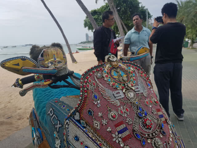หนุ่มทุ่มเงินนับล้านแต่งจักรยานยนต์เทิดพระเกียรติ ร.9