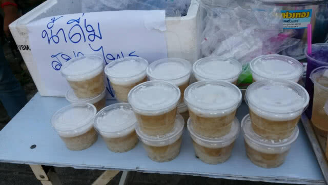 'จิตอาสา' นำน้ำสมุนไพรบริการสื่อมวลชน-เจ้าหน้าที่ เพื่อคลายร้อน