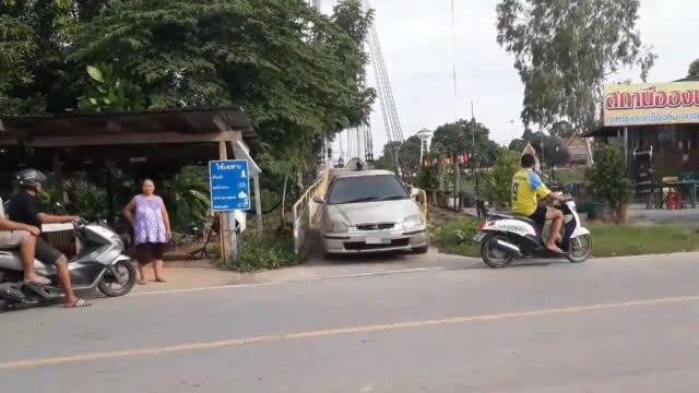 ชาวบ้านสุดทนเก๋งฝ่าฝืนขับข้ามสะพานสลิงหวั่นสะพานถล่ม