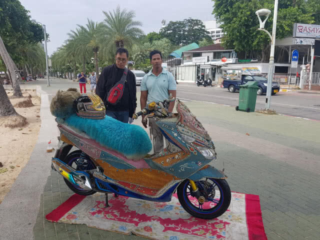 หนุ่มทุ่มเงินนับล้านแต่งจักรยานยนต์เทิดพระเกียรติ ร.9