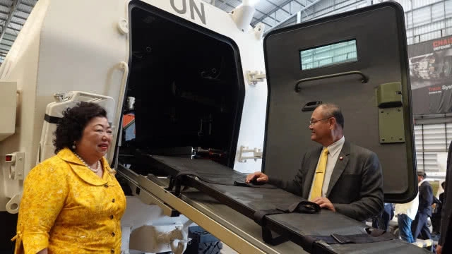 มาดามรถถังพาคณะ สนช.เปิดตัวรถพยาบาลเกราะ ล้อยางคันแรกของโลก