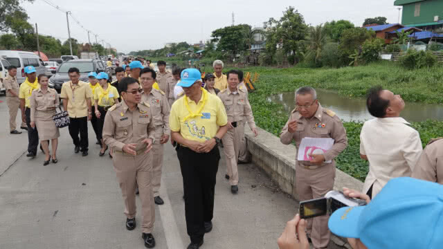 รมต.สำนักนายกฯลงพื้นที่ทดสอบเรือเก็บผักตบชวาในโครงการจิตอาสาเพื่อพัฒนาลำน้ำ