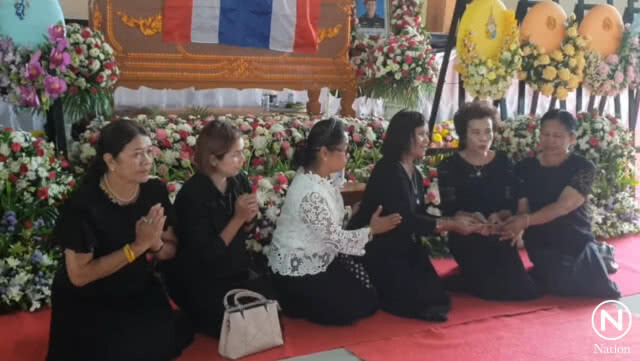 ทั่วสารทิศเดินทางมาเคารพศพ และให้กำลังใจครอบครัว "จ่าแซม"