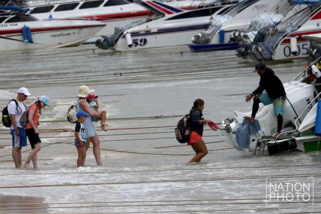 ชักธงแดง! คลื่นลมแรง ห้ามเรือเล็กออกจากฝั่ง ภูเก็ต