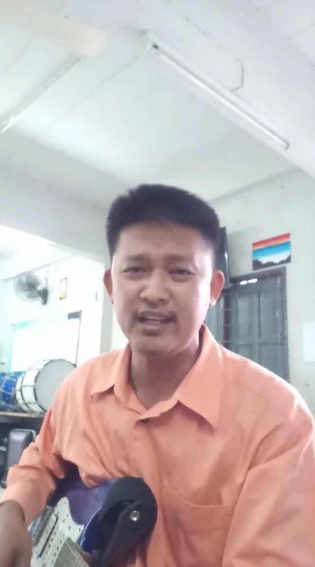 ครูบ้านป่าเหมือดร้องเพลง "คิดถึงศิษย์ที่ถ้ำหลวง"