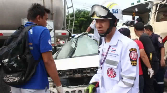 สิบล้อเบรกแตกชนรถ 8 คันที่ปทุมธานี บาดเจ็บ 6 ราย รถติดวินาศ (ชมคลิป)