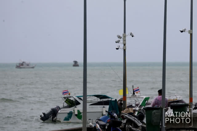 ชักธงแดง! คลื่นลมแรง ห้ามเรือเล็กออกจากฝั่ง ภูเก็ต