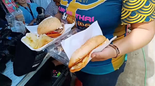 "จิตอาสา" ช่วยหมูป่า พูด 3 ภาษา ชวนต่างชาติกินฟาสต์ฟู้ดฟรี (มีคลิป)