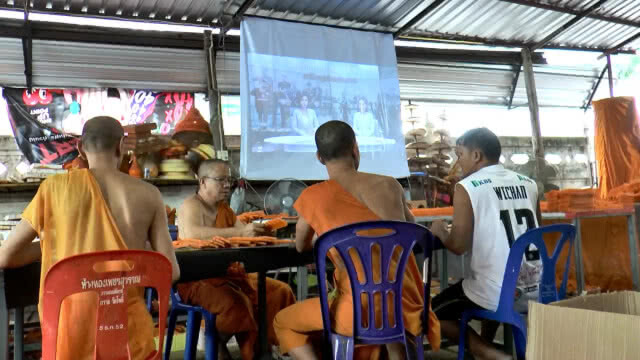ช่างเทียนพรรษาโคราชเกาะติดส่งแรงใจหมูป่า