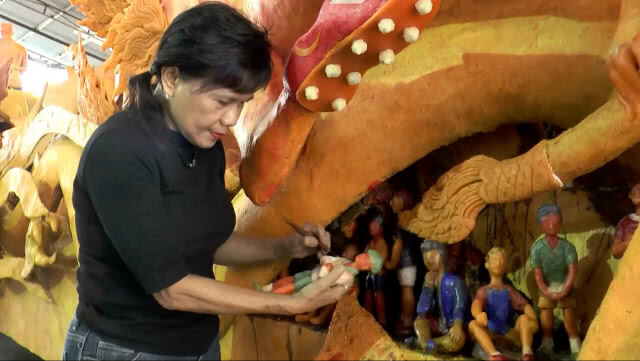 ช่างเทียนพรรษาโคราชเกาะติดส่งแรงใจหมูป่า