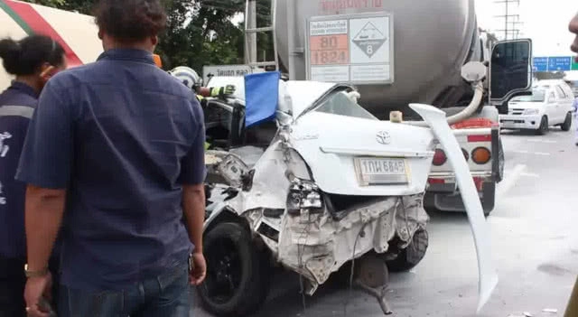 สิบล้อเบรกแตกชนรถ 8 คันที่ปทุมธานี บาดเจ็บ 6 ราย รถติดวินาศ (ชมคลิป)