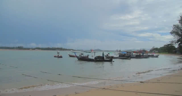 เรือประมงใน 3 อำเภอที่พังงา กว่า 100 ลำหยุดออกจับปลา หลังอุตุฯ แจ้งเตือนคลื่นสูง 2-4 เมตร (ชมคลิป)