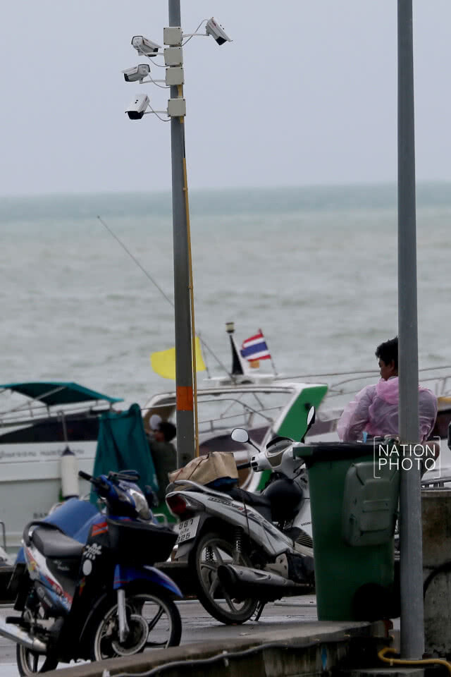 ชักธงแดง! คลื่นลมแรง ห้ามเรือเล็กออกจากฝั่ง ภูเก็ต