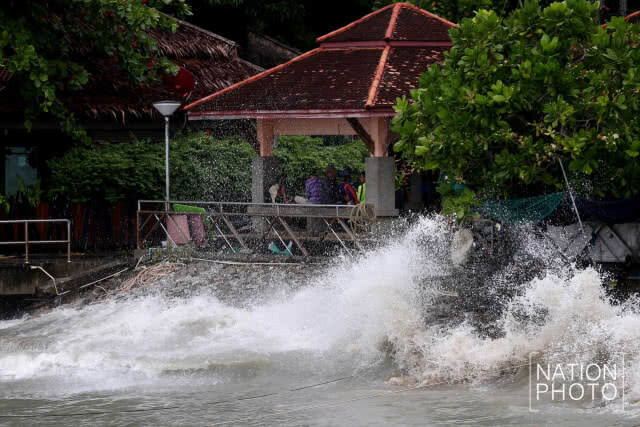 ชักธงแดง! คลื่นลมแรง ห้ามเรือเล็กออกจากฝั่ง ภูเก็ต