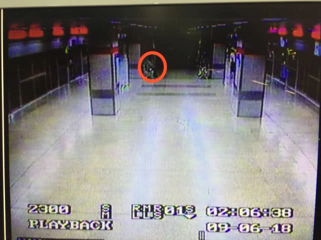 (คลิป) ตร.เร่งตามหาชายหยิบแมคบุ๊คสาวฝรั่งเศส ลืมไว้สถานีรถไฟฟ้าใต้ดิน ย้ำ!!เอามาคืนจะไม่มีความผิด