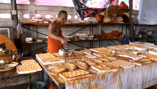 ช่างเทียนพรรษาโคราชเกาะติดส่งแรงใจหมูป่า