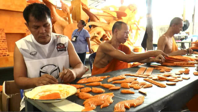 ช่างเทียนพรรษาโคราชเกาะติดส่งแรงใจหมูป่า