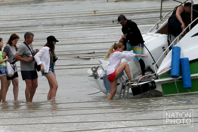ชักธงแดง! คลื่นลมแรง ห้ามเรือเล็กออกจากฝั่ง ภูเก็ต