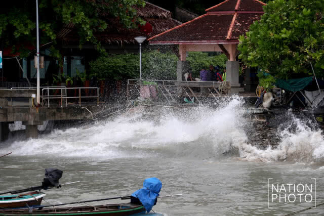 ชักธงแดง! คลื่นลมแรง ห้ามเรือเล็กออกจากฝั่ง ภูเก็ต