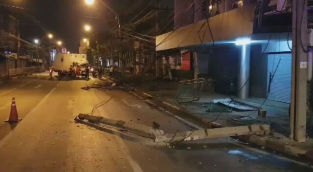 รถบรรทุก 6 ล้อเฉี่ยวชนรถบรรทุกพ่วง 18 ล้อ แยกซังฮี้ เสาไฟฟ้าหักหลายต้น (ชมคลิป)