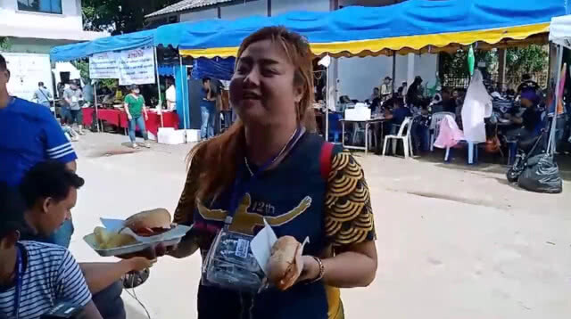 "จิตอาสา" ช่วยหมูป่า พูด 3 ภาษา ชวนต่างชาติกินฟาสต์ฟู้ดฟรี (มีคลิป)