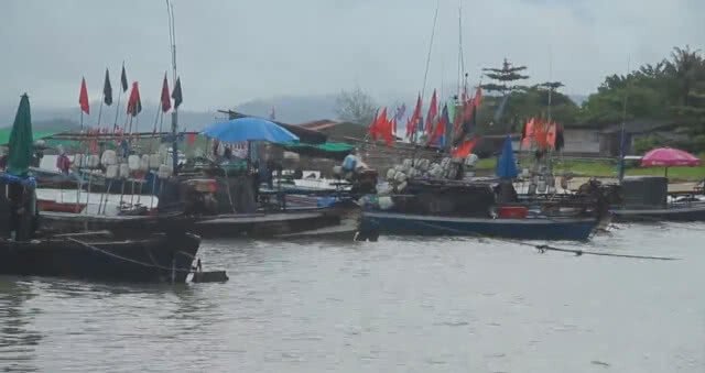เรือประมงใน 3 อำเภอที่พังงา กว่า 100 ลำหยุดออกจับปลา หลังอุตุฯ แจ้งเตือนคลื่นสูง 2-4 เมตร (ชมคลิป)