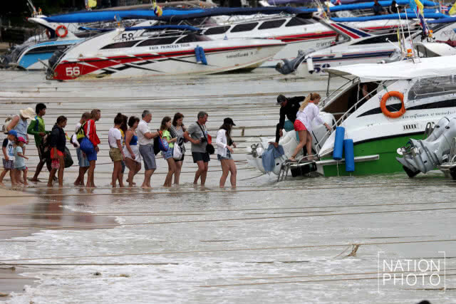 ชักธงแดง! คลื่นลมแรง ห้ามเรือเล็กออกจากฝั่ง ภูเก็ต