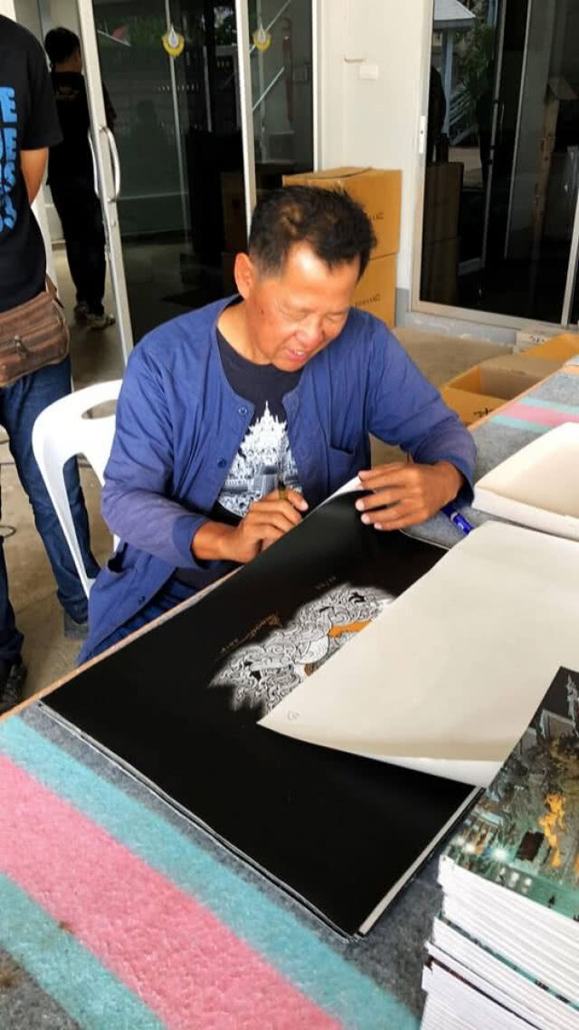 (คลิป) อ.เฉลิมชัย มอบภาพพิมพ์หายาก!!! ให้ทีมงานชาวต่างชาติช่วยทีมหมู่ป่า