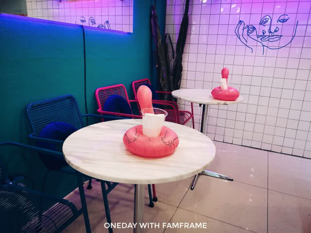 "pool time" ที่มี "raccoon" อยู่ใน café