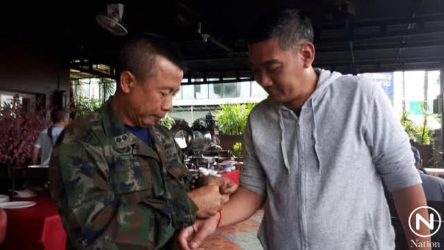 ผบ.ซีล มอบเครื่องรางครูบาบุญชุ่มให้จนท.-สื่อมวลชน