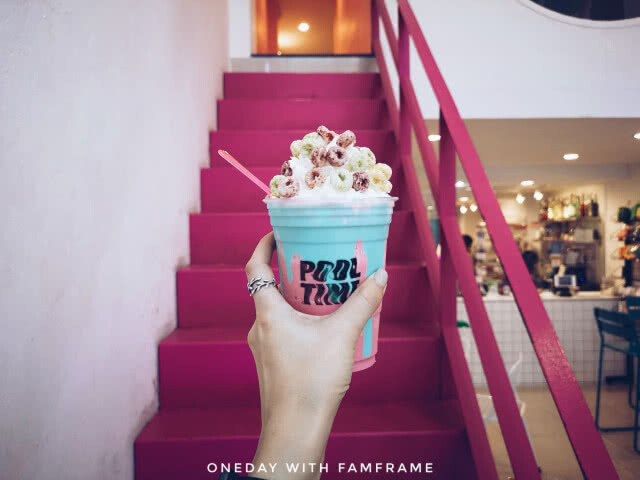 "pool time" ที่มี "raccoon" อยู่ใน café