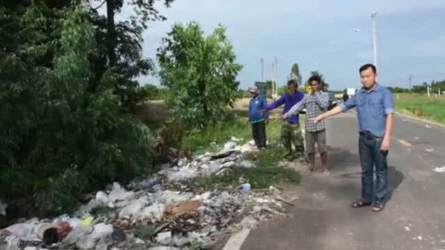 ชาวเมืองช้าง ร้องคนลักลอบทิ้งขยะริมถนนยาวกว่า 1 กม.