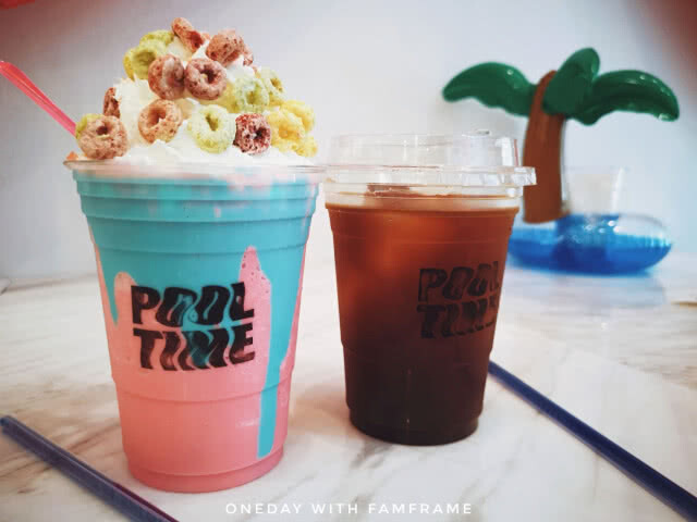 "pool time" ที่มี "raccoon" อยู่ใน café