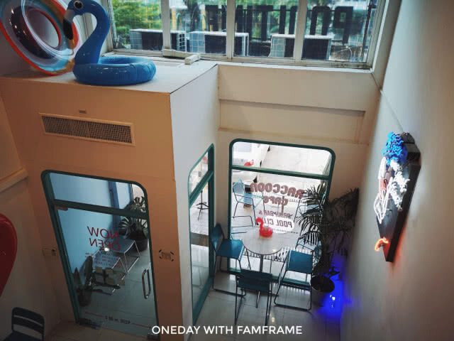 "pool time" ที่มี "raccoon" อยู่ใน café