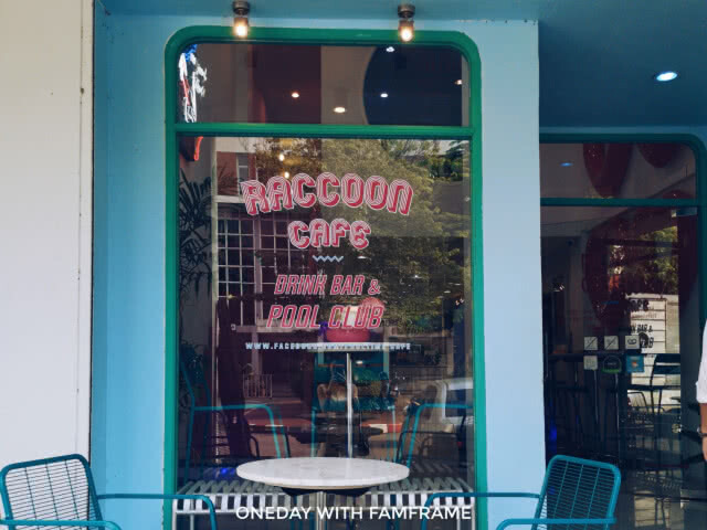 "pool time" ที่มี "raccoon" อยู่ใน café