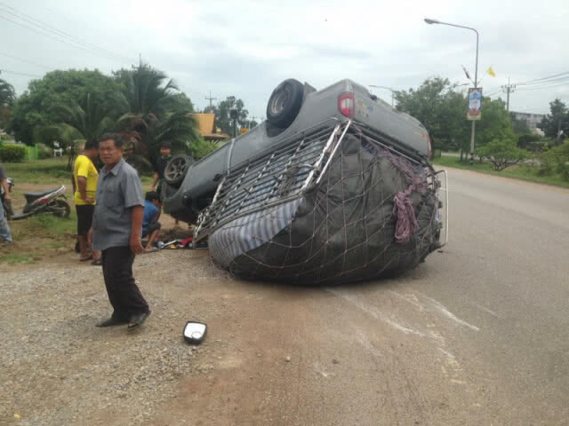 รถกระบะบรรทุกผักพลิกคว่ำ!! คาดบรรทุกเกินขนาด