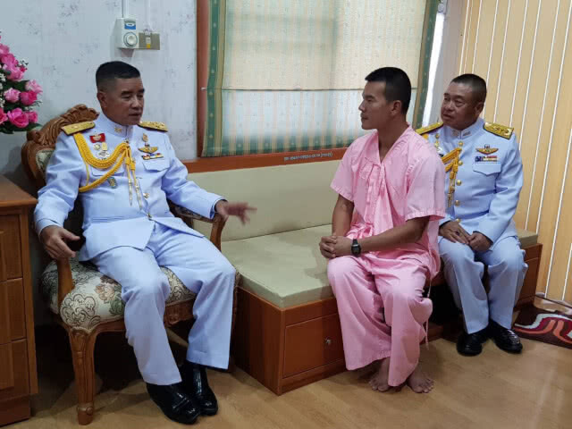 ผบ.ทบ. เยี่ยมอาการ "หมอภาคย์" ที่ รพ.เชียงรายประชานุเคราะห์